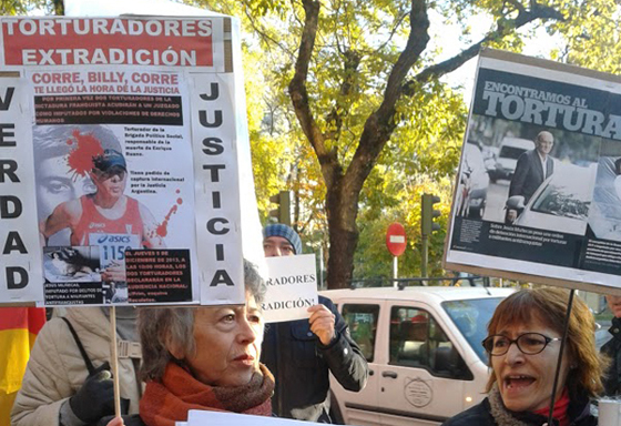 Concentracin ante la Audiencia Nacional donde declaraban los acusados de torturas por la Justicia Argentina
