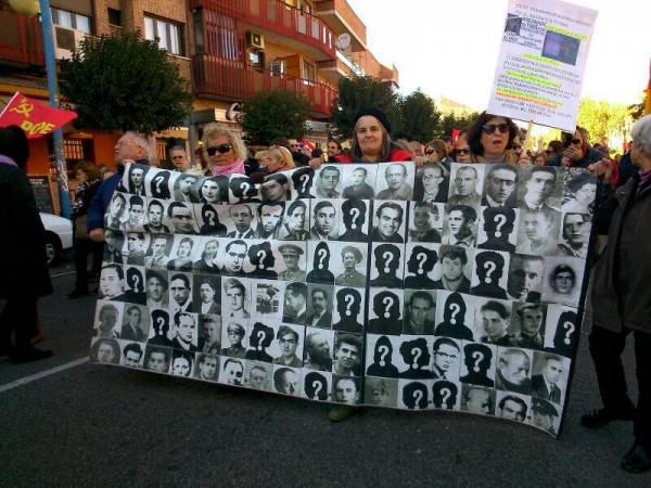 (Galera de Fotos) Una manifestacin histrica contra la impunidad de un torturador franquista en Legans: #CeseComisarioReglero