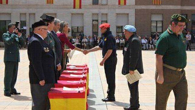 La delegada del Gobierno en Catalua entrega un diploma a la Hermandad de Combatientes de la Divisin Azul 