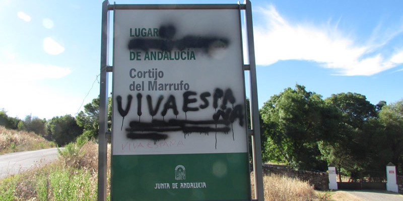 Ataque vandlico y un viva Espaa contra el panel que seala el cortijo jerezano del Marrufo como Lugar de Memoria Histrica