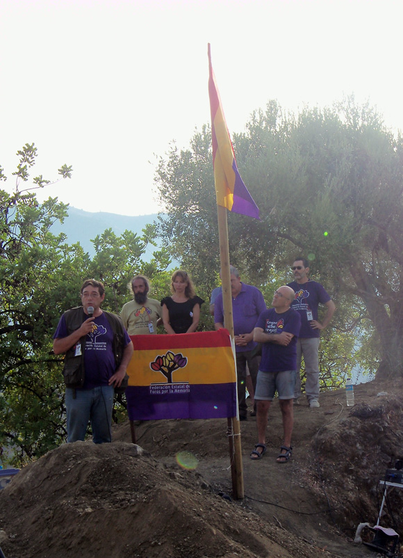 Ms de 300 personas participan en el homenaje a las vctimas del franquismo en Istn