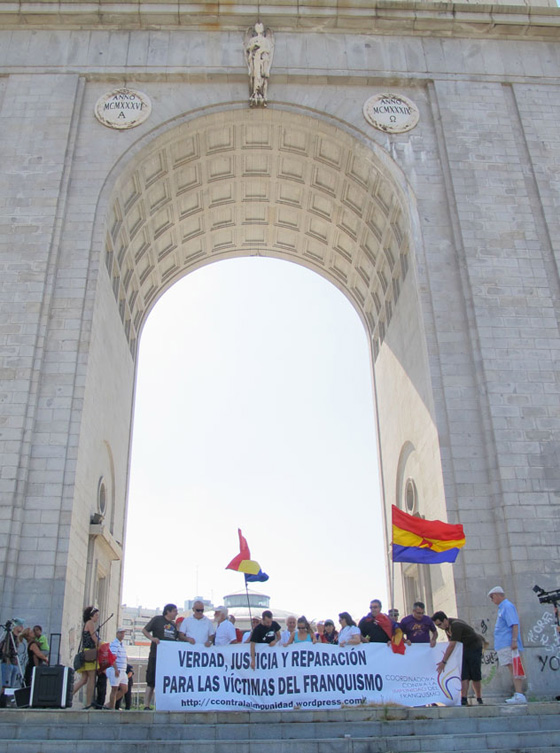 La pervivencia de smbolos del franquismo es una invitacin a los grupos fascistas a crecer y a seguir campando a sus anchas