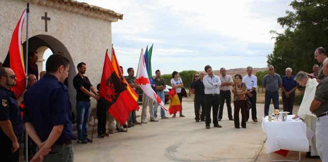 Los ultras vuelven a concentrarse en Belchite para exaltar el franquismo y acaban destrozando una fosa comn republicana 