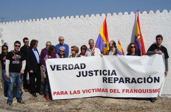 Homenaje en la fosa comn del Cementerio de beda